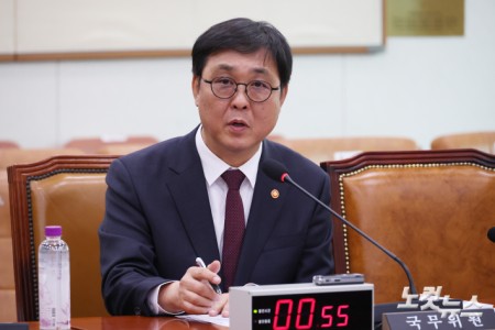 답변하는 최휘영 문화체육관광부 장관