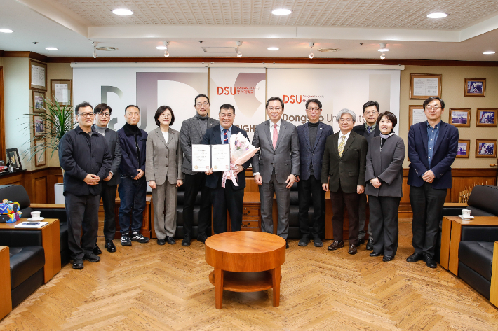 장제국 총장(오른 쪽에서 6번째)이 와타나베 마코토 교수(오른 쪽에서 7번째)에게 석좌교수 임명장을 수여했다.동서대 제공