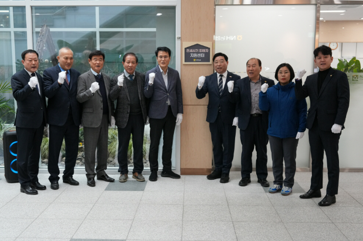 전라남도는 18일 전남 동부지역본부에서 '전라남도 전세사기 피해자 지원센터' 개소식을 한 가운데 주순선 동부본부장을 비롯한 관계자들이 기념사진을 찍고 있다. 전라남도 제공