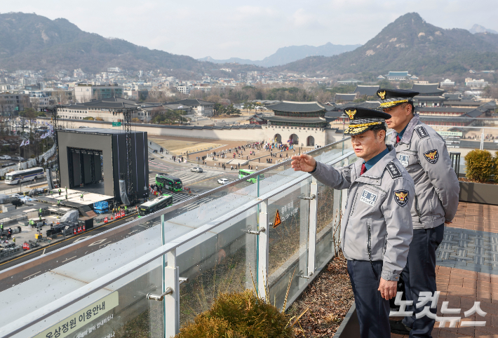 박정보 서울경찰청장이 18일 서울 종로구 대한민국역사박물관을 찾아 광화문광장에 준비 중인 방탄소년단(BTS)의 컴백 공연 무대 설치현장을 살펴보고 있다. 류영주 기자
