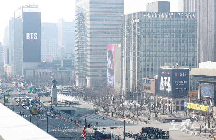 서울 광화문광장에서 관계자들이 방탄소년단(BTS)의 컴백 라이브 공연 무대를 설치하고 있다. 류영주 기자