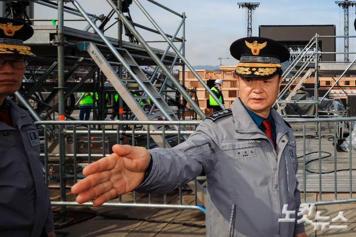 박정보 서울경찰청장이 18일 BTS 공연 무대 설치중인 서울 광화문 광장을 찾아 현장 점검을 하고 있다. 류영주 기자