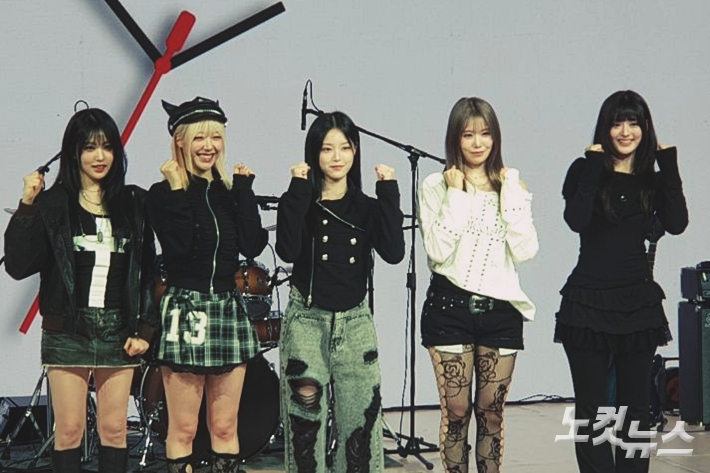 레이턴시의 미니 1집 '레이트 어 클락'은 18일 저녁 6시 발매된다. 왼쪽부터 레이턴시 희연, 지원, 현진, 하은, 세미. 김수정 기자