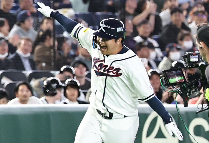 지난 5일 일본 도쿄돔에서 열린 2026 WBC C조 조별리그 체코전에서 만루 홈런을 때린 후 기뻐하는 문보경. 연합뉴스 