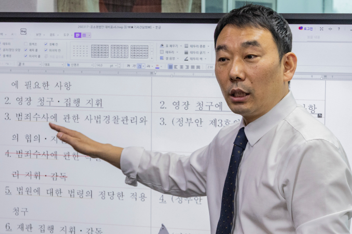 국회 법제사법위원회 더불어민주당 간사인 김용민 의원이 18일 국회 의원회관 내 본인 사무실에서 열린 기자 간담회에서 검찰 개혁 법안인 중수청법ㆍ공소청법 세부 내용에 관해 설명하고 있다. 연합뉴스