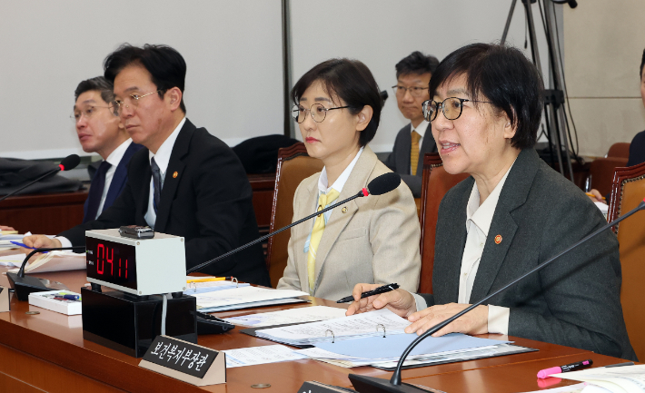 정은경 보건복지부 장관이 18일 국회에서 열린 연금개혁특별위원회 전체회의에서 의원들의 질의에 답하고 있다. 연합뉴스