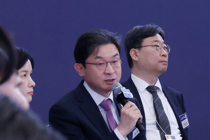 이억원 금융위원장이 18일 청와대에서 이재명 대통령이 주재한 자본시장 안정과 정상화 간담회에서 안건 보고를 하고 있다. 연합뉴스