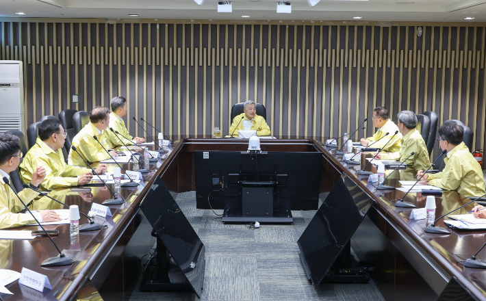 김회천 한수원 사장이 중동사태 관련 비상경영 점검회의를 주재하고 있다. 한수원 제공