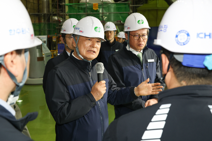 김회천 한국수력원자력 사장이 고리원자력본부를 찾아 현장을 점검하고 있다. 한수원 제공