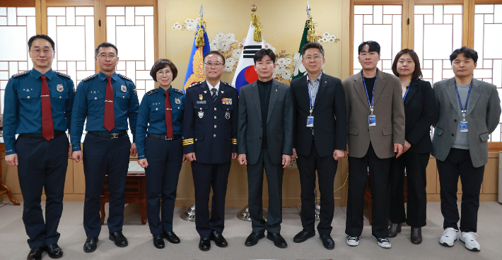 18일 경기남부경찰청과 경기도수원월드컵경기장관리재단(이하 재단)이 수원월드컵경기장을 중심으로 한 '다중운집행사 안전사고 예방 및 기관 간 상생협력'을 위한 업무협약(MOU)을 체결했다. 경기남부경찰청 제공