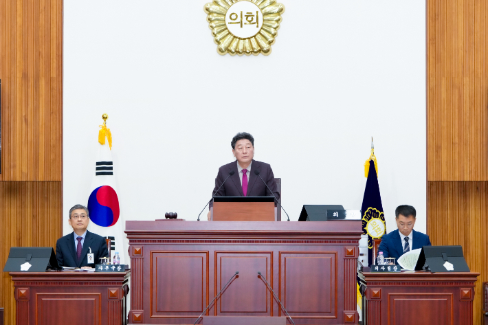 이동협 경주시의회 의장이 제296회 경주시의회 임시회 제2차 본회의를 주재하고 있다. 경주시의회 제공