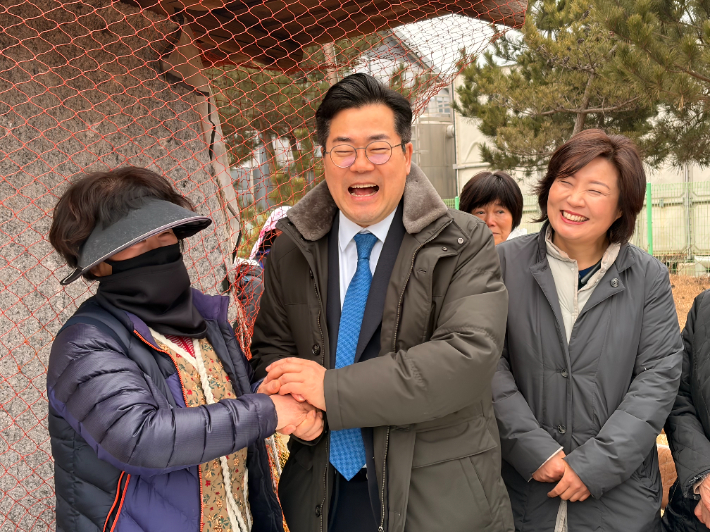 18일 백령대청 지질공원을 방문한 박찬대 의원 모습. 박 의원 측 제공