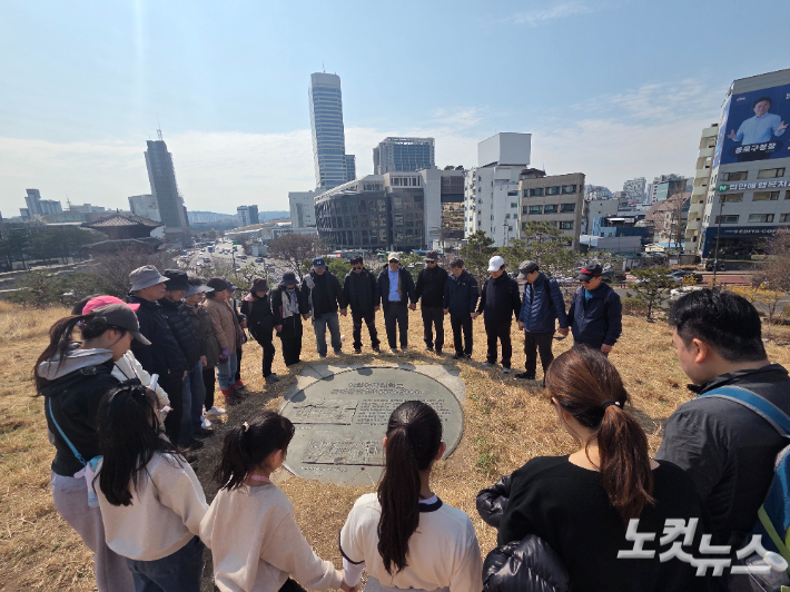 옛 동대문교회 터를 방문한 예능교회 성도들이 초기 한국교회의 이웃사랑 정신을 돌아보며 기도하고 있다. 오요셉 기자
