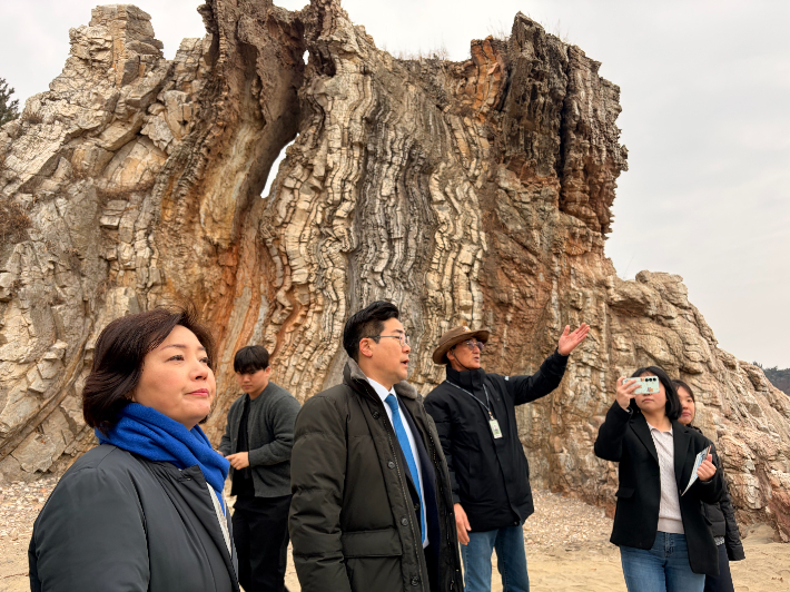 18일 박찬대 국회의원이 백령대청 지질공원을 방문했다. 박 의원 측 제공