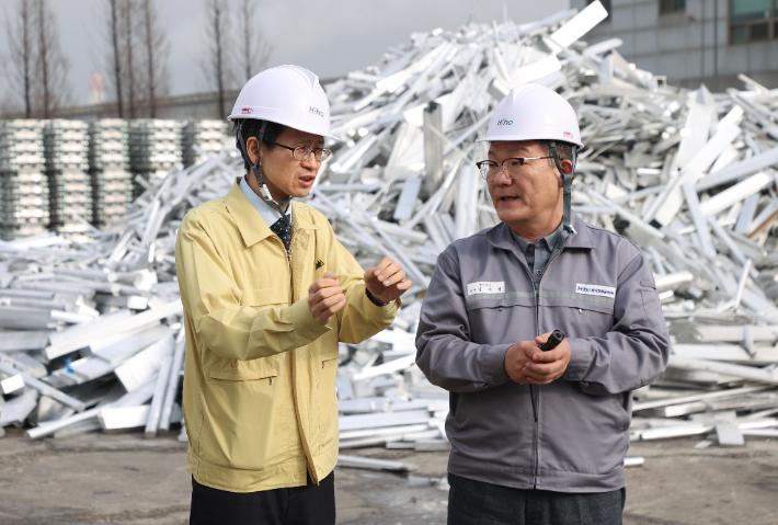 백승보 조달청장이 18일 전북 군산시 소재 알루미늄 제조업체인 하이호경금속㈜를 방문하여 알루미늄 수급 현황을 점검했다. 조달청 제공