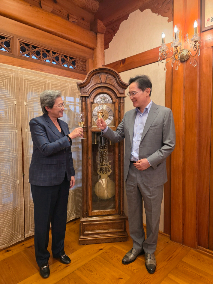 이재용 삼성전자 회장이 18일 서울 이태원동 승지원에서 리사 수 AMD 최고경영자(CEO)와 만찬에 앞서 술잔을 들고 기념 촬영하고 있다. 삼성전자 제공