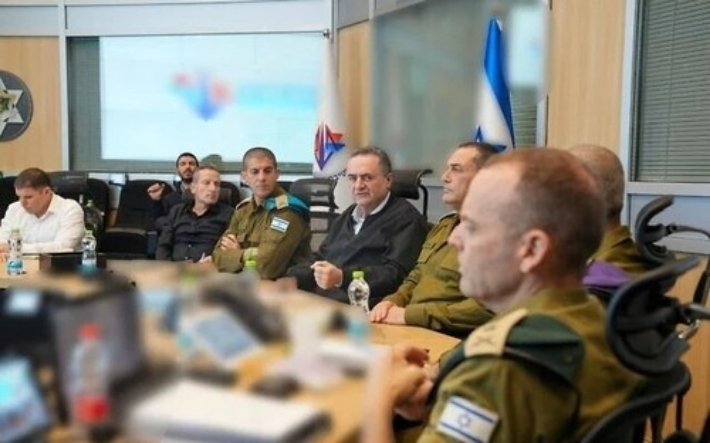 이스라엘 카츠 이스라엘 국방부장관(가운데)이 이스라엘군 수뇌부와 상황평가 회의를 하는 모습. 연합뉴스