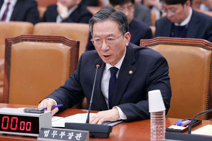 18일 국회에서 열린 법제사법위원회 전체회의에서 정성호 법무부 장관이 공소청 설치법안 관련 의원 질의에 답하고 있다. 연합뉴스