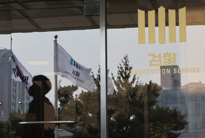 더불어민주당이 검찰개혁 후속 법안인 중대범죄수사청(중수청)·공소청 설치법의 정부 입법 예고안을 두고 협의 끝에 도출한 법안을 오는 19일 본회의에서 처리할 예정이다. 사진은 이날 서울 서초동 서울중앙지방검찰청 모습. 연합뉴스