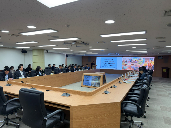 전라남도가 관계 전문가와 함께 22개 시군에서 추천받은 읍면동을 대상으로 1차 서면심사와 2차 사례발표 평가를 거쳐 '현장행정 우수 읍면동' 10곳을 선정하고 있다. 전라남도 제공