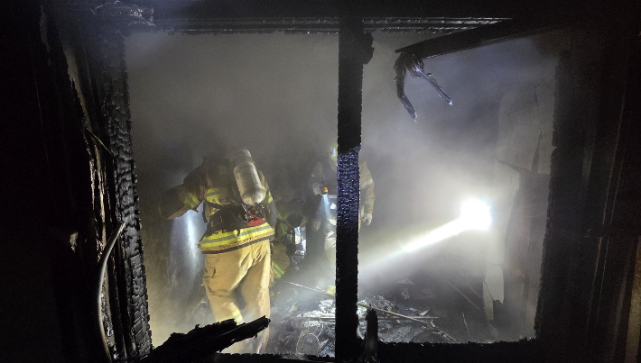 경주 강동 아파트 화재 현장을 소방관들이 점검하고 있다. 경북소방본부 제공