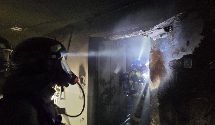 경주 강동 아파트 화재 현장을 소방관들이 점검하고 있다. 경북소방본부 제공