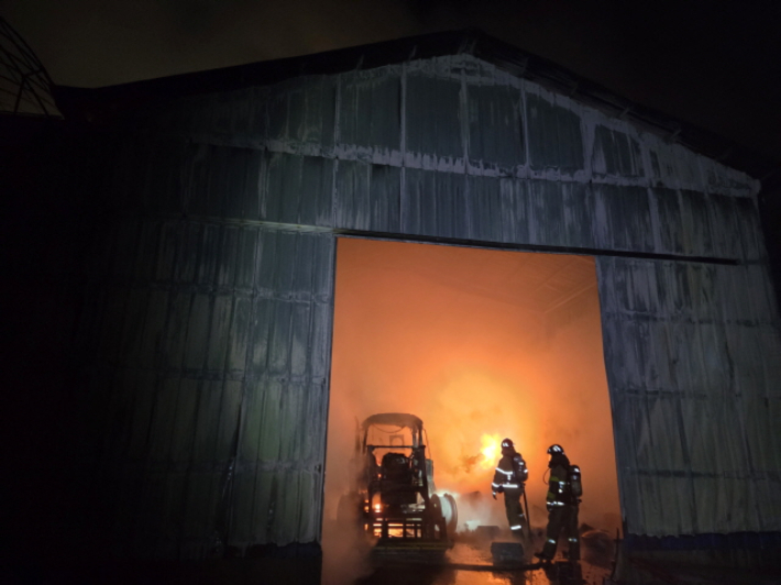 화재 진화 모습. 아산소방서 제공