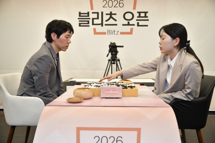 대국 종료 후 복기중인 이창호 9단(사진 왼쪽)과 김채영 9단. 한국기원 제공