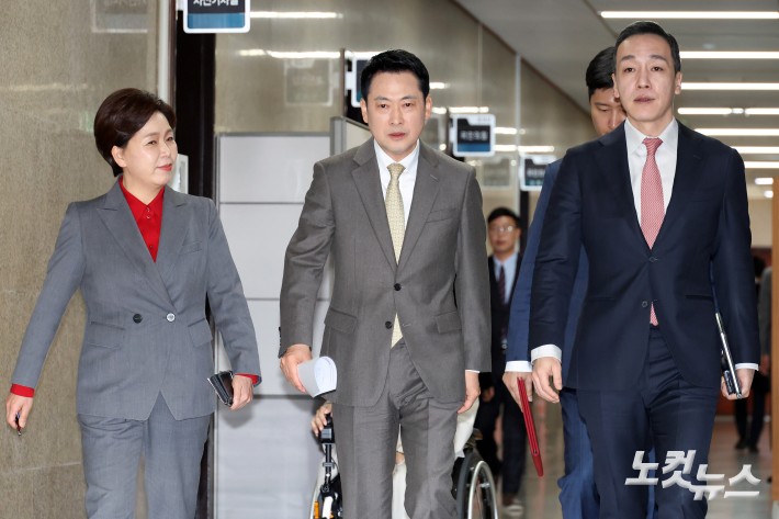 최고위 회의장으로 향하는 장동혁 대표