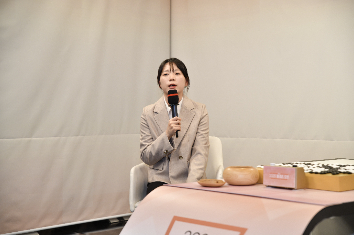 결승 1국 승리 후 인터뷰 중인 김채영 9단. 한국기원 제공