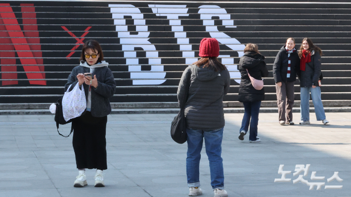 서울 세종문화회관 계단 BTS 컴백 홍보물 앞에서 외국인 관광객들이 기념 촬영을 하고 있다. 박종민 기자