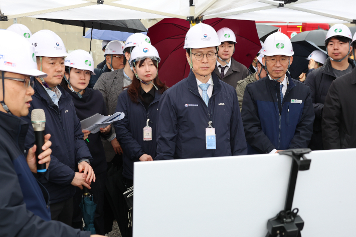 원자력안전위원회 최원호 위원장(가운데)이 18일 한국수력원자력 고리원자력발전본부 관계자들로부터 고리2호기 재가동 준비 상황을 보고받고 있다. 이날 현장점검에는 원안위 출입기자단이 동행 취재했다. 원안위 제공 