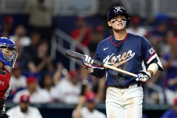 김주원이 13일(현지 시각) 미국 플로리다주 마이애미 론디포파크에서 열린 월드베이스볼클래식(WBC) 도미니카공화국과 8강전에서 3회말 1사 1루에서 삼진을 당한 뒤 아쉬운 표정을 짓는 모습. 연합뉴스 