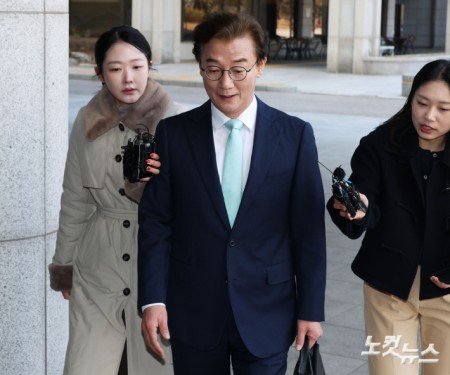 피의자 신분으로 합수본 출석하는 전재수 의원