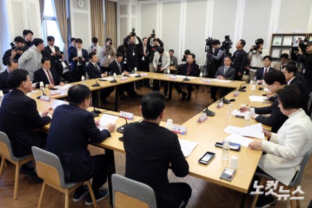 국민의힘 송언석 원내대표가 19일 서울 여의도 국회에서 열린 중동사태 관련 정유업계 대표와의 정책간담회에서 발언을 하고 있다.