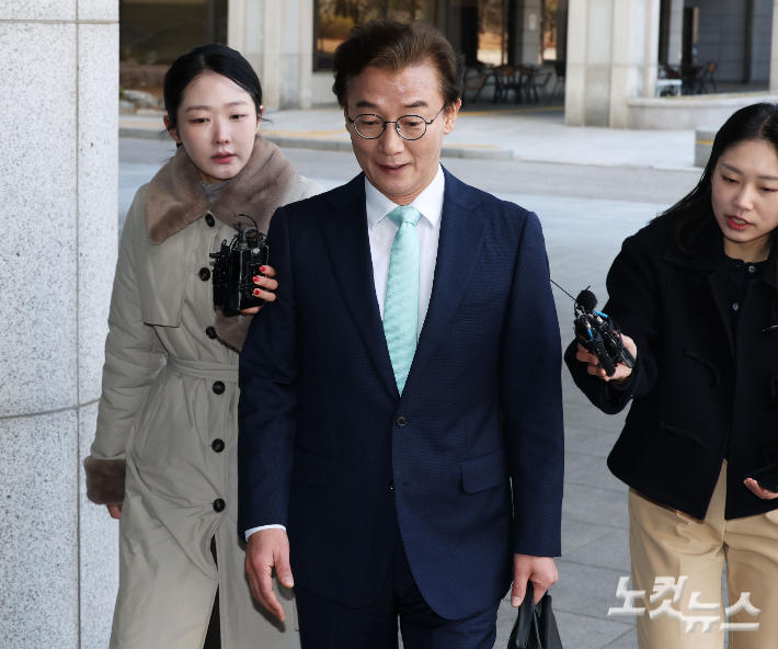 통일교 측으로부터 한일 해저터널 건설 사업 추진 등을 대가로 금품을 받은 혐의를 받는 더불어민주당 전재수 의원이 19일 서울 서초구 정교유착 비리 의혹을 수사하는 검경 합동수사본부에 피의자 신분으로 출석하고 있다. 황진환 기자