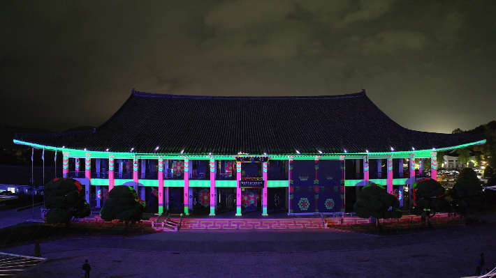 경북산업유산으로 등재된 육부촌 야경. 육부촌은 경북문화관광공사 사옥이다. 공사 제공