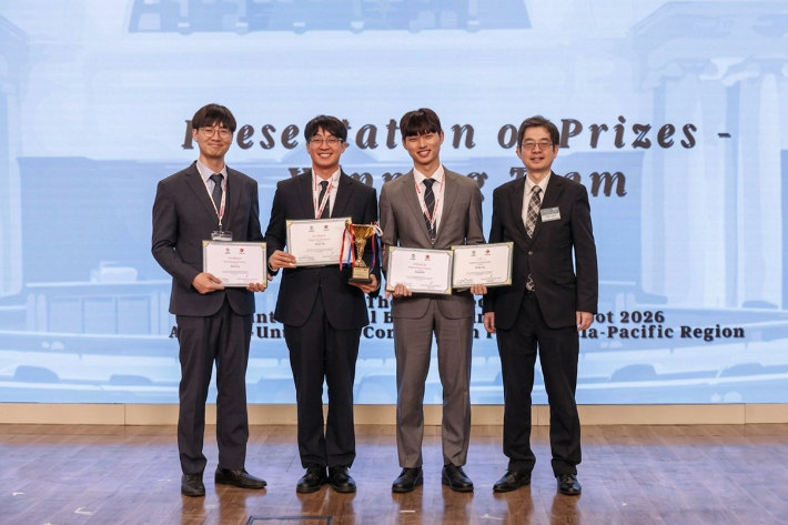 한동대학교 국제법률대학원 팀이 제24회 국제적십자 국제인도법 모의법정 경연대회에서 한국팀 사상 첫 정상에 올랐다. (왼쪽부터)김정우 교수, 유성훈 학생, 이동현 학생, 대회 관계자. 한동대 제공