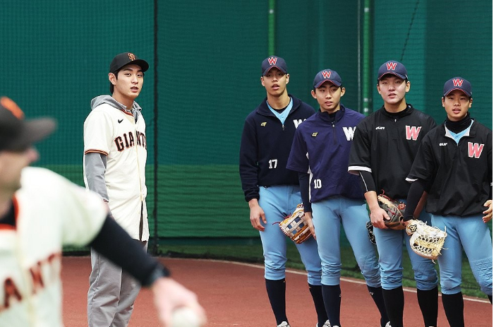 메이저 리그(MLB) 샌프란시스코 이정후(왼쪽)가 휘문고 후배들과 지난 1월 경기도 이천시 LG챔피언스파크에서 열린 고등학생 선수들 대상 야구 클리닉에서 훈련 모습을 지켜보는 모습. 연합뉴스 