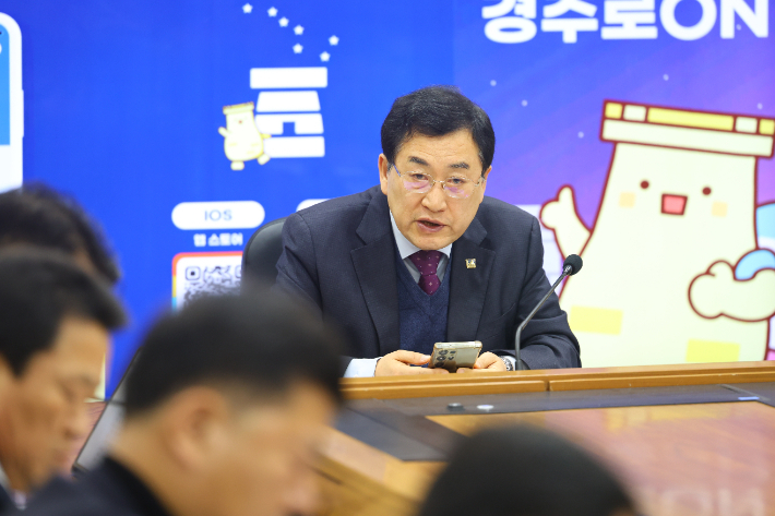 주낙영 경주시장이 지난 3일 시청 영상회의실에서 열린 국·소·본부장회의에서 시내버스 무료 등 주요 현안사업에 대해 발언하고 있다. 경주시 제공 