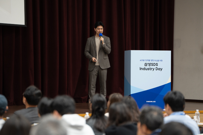 정부세종컨벤션센터 국제회의장에서 진행된 '삼성SDS 인더스트리 데이' 행사에서 삼성SDS 김긍환 컨설팅팀장(상무)이 공공 서비스 혁신을 위한 삼성SDS의 AX 전략에 대해 발표했다. 삼성SDS 제공