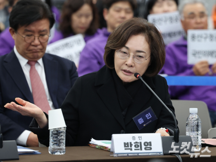 12일 서울 중구 은행회관에서 10·29 이태원참사 진상규명과 재발방지를 위한 특별조사위원회가 연 청문회에서 박희영 용산구청장이 증인으로 출석해 질의에 답하고 있다. 황진환 기자