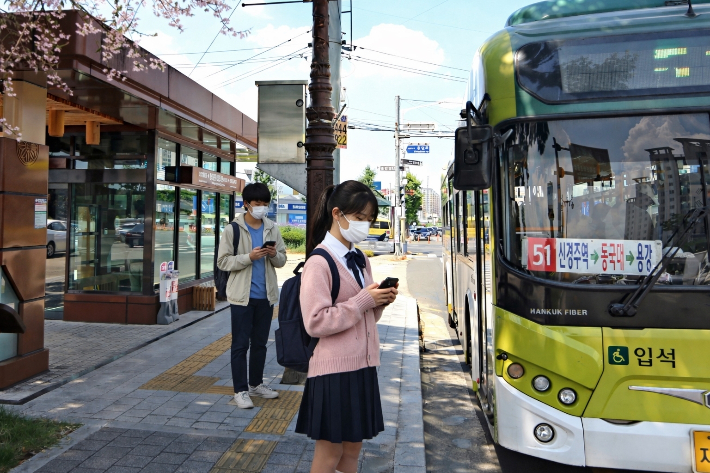 경주 황성공원·시립도서관 버스정류장에서 청소년들이 시내버스에 탑승하고 있는 AI 생성 이미지. 경주시 제공