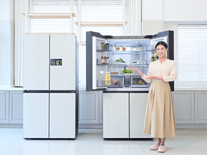 삼성전자 모델이 AI 기반의 고도화된 식재료 관리 기능을 제공하는 2026년형 '비스포크 AI 패밀리허브' 냉장고를 소개하고 있다. 삼성전자 제공