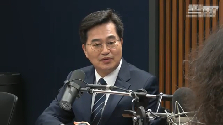 김동연 경기지사가 19일 유튜브 채널 '김어준의 겸손은 힘들다 뉴스공장'에 출연한 모습. 해당 유튜브 방송 화면 캡처