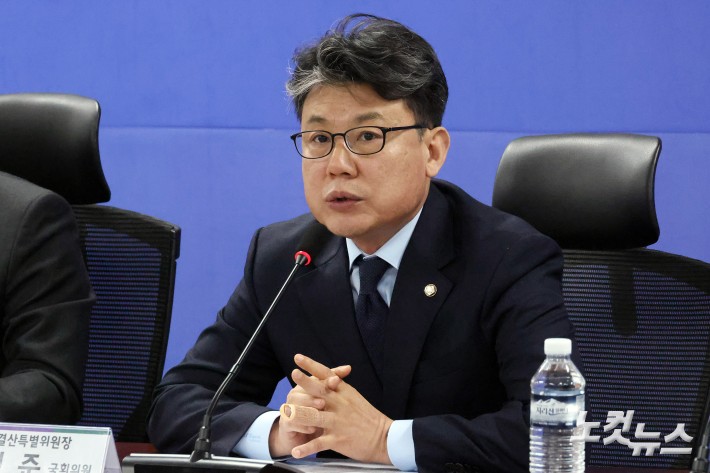 더불어민주당 소속 진성준 국회 예산결산특별위원장이 19일 서울 여의도 국회 의원회관에서 열린 유가급등에 따른 대책 마련을 위한 석유화학 업계 간담회에서 발언을 하고 있다.