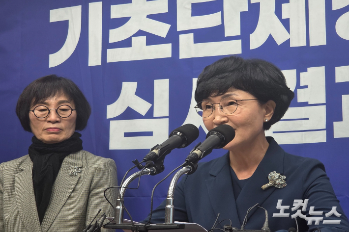 이재운 민주당 전북도당 공관위원장이 19일 전북도의회에서 기자회견을 하고 있다. 최명국 기자