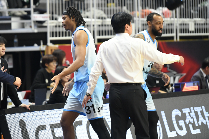 KT 아이재아 힉스(왼쪽)와 데릭 윌리엄스. KBL 제공