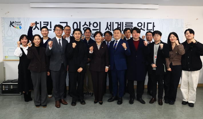 송미령 농림축산식품부 장관이 19일 한국관광공사 서울센터에서 열린 K-치킨벨트 추진 전략 보고회에서 참석자들과 기념 촬영하고 있다. 농림축산식품부 제공