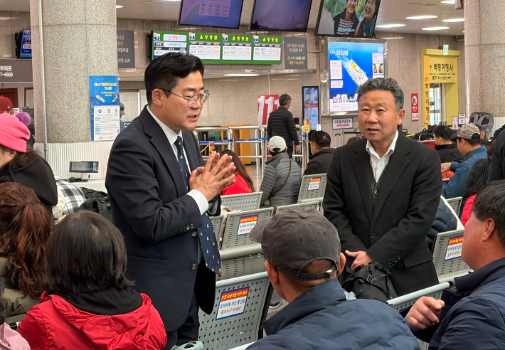 박찬대 국회의원이 시민들과 대화하고 있다. 박 의원 측 제공